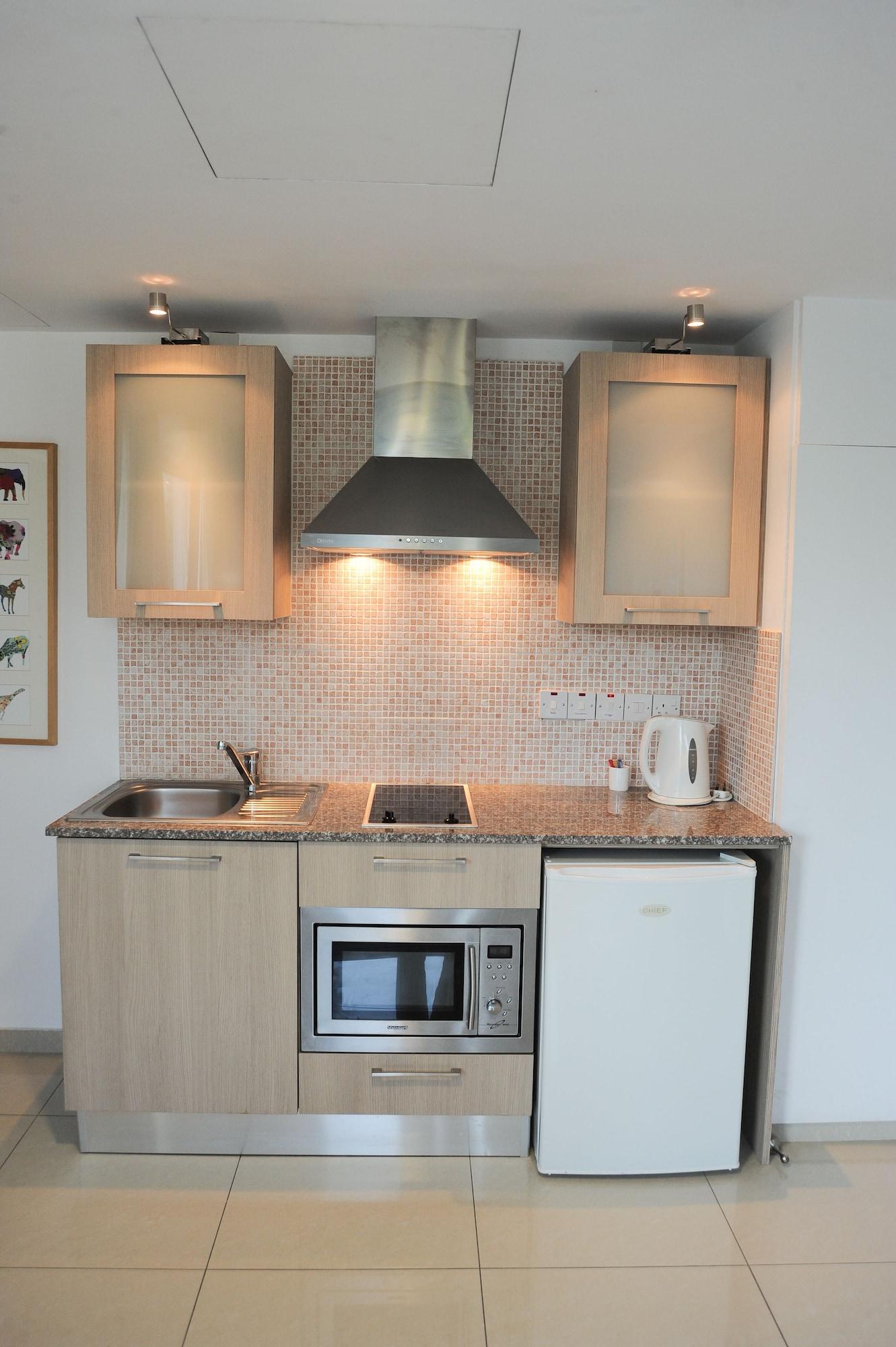 Frixos Suites Hotel Apartments Larnaca Ngoại thất bức ảnh