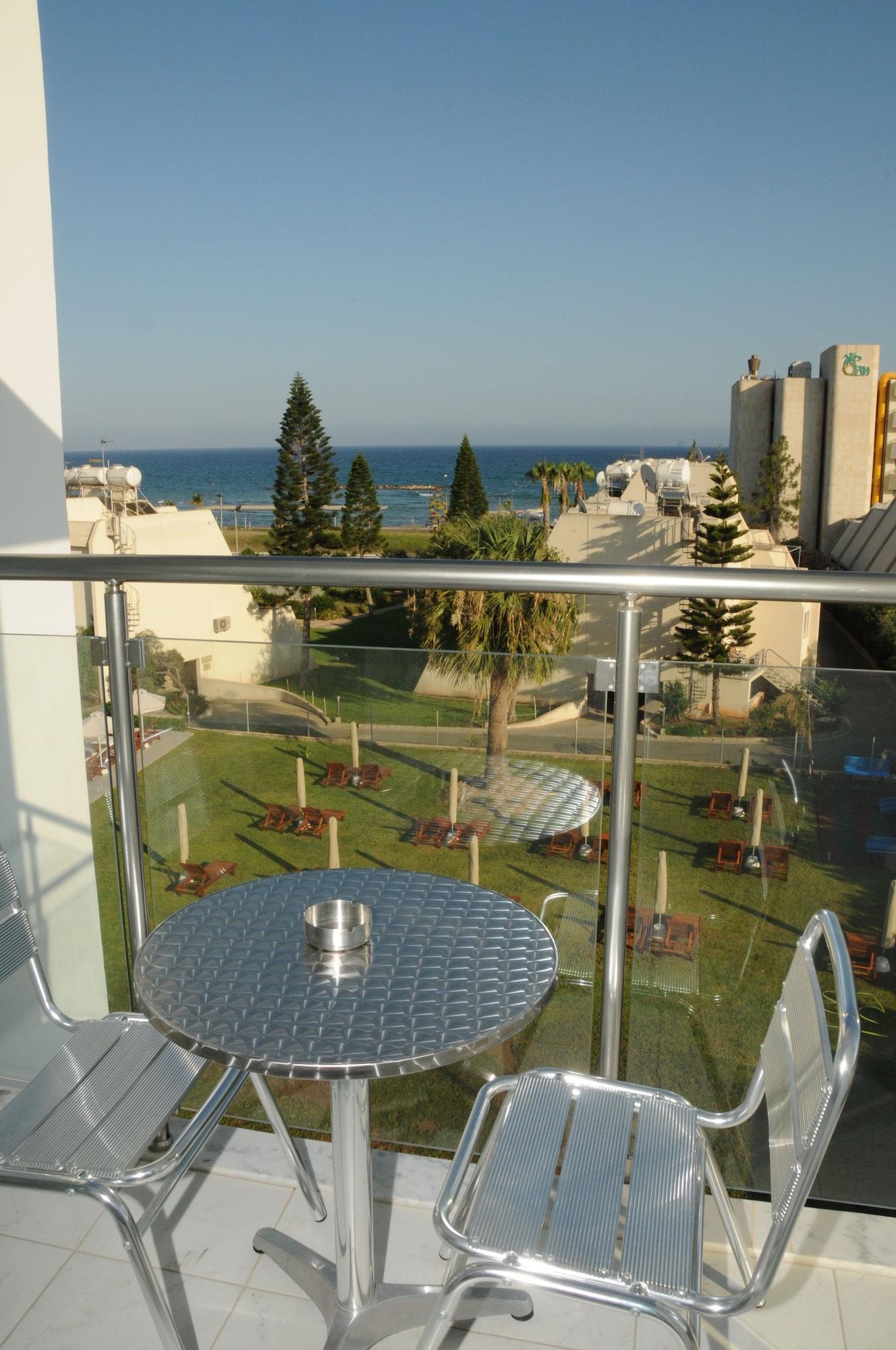 Frixos Suites Hotel Apartments Larnaca Ngoại thất bức ảnh