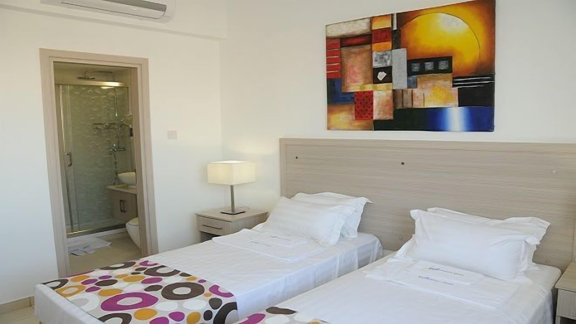 Frixos Suites Hotel Apartments Larnaca Ngoại thất bức ảnh