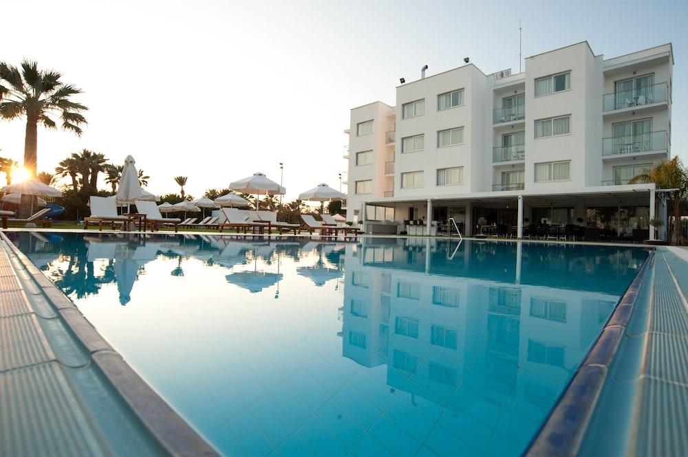 Frixos Suites Hotel Apartments Larnaca Ngoại thất bức ảnh