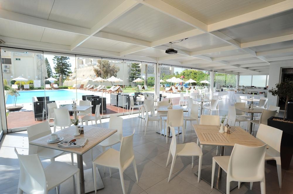 Frixos Suites Hotel Apartments Larnaca Ngoại thất bức ảnh