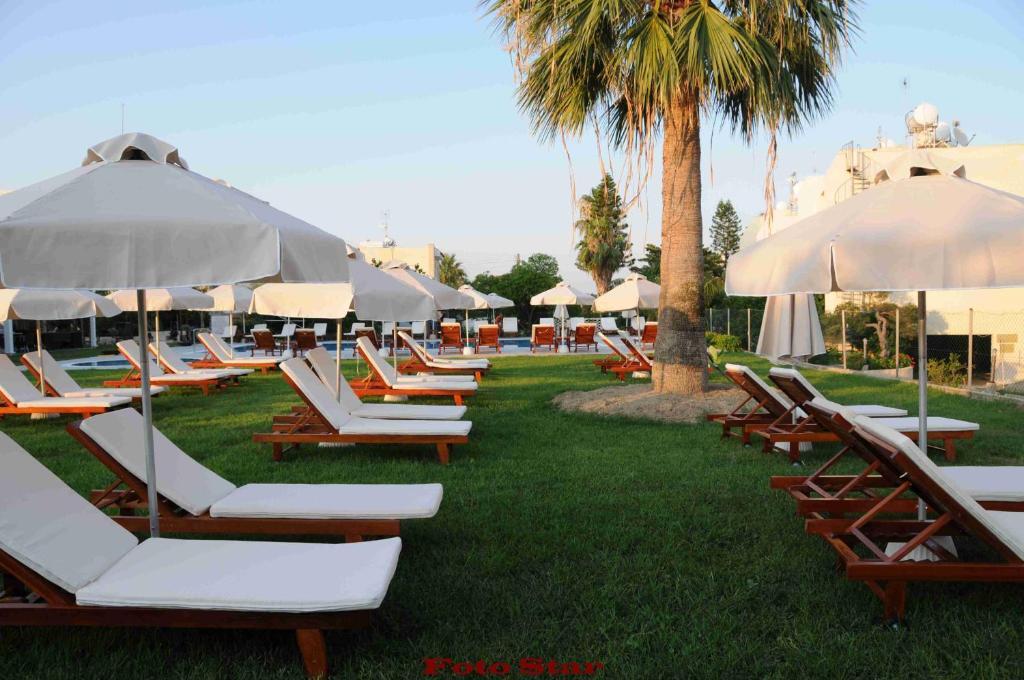 Frixos Suites Hotel Apartments Larnaca Ngoại thất bức ảnh