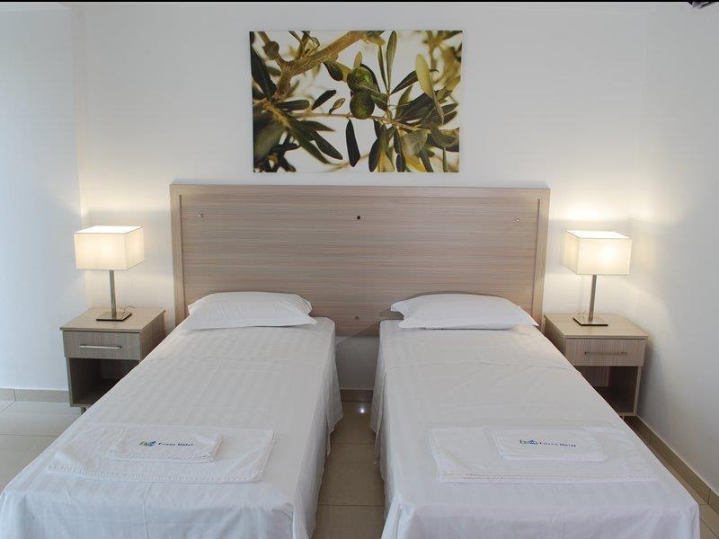 Frixos Suites Hotel Apartments Larnaca Ngoại thất bức ảnh