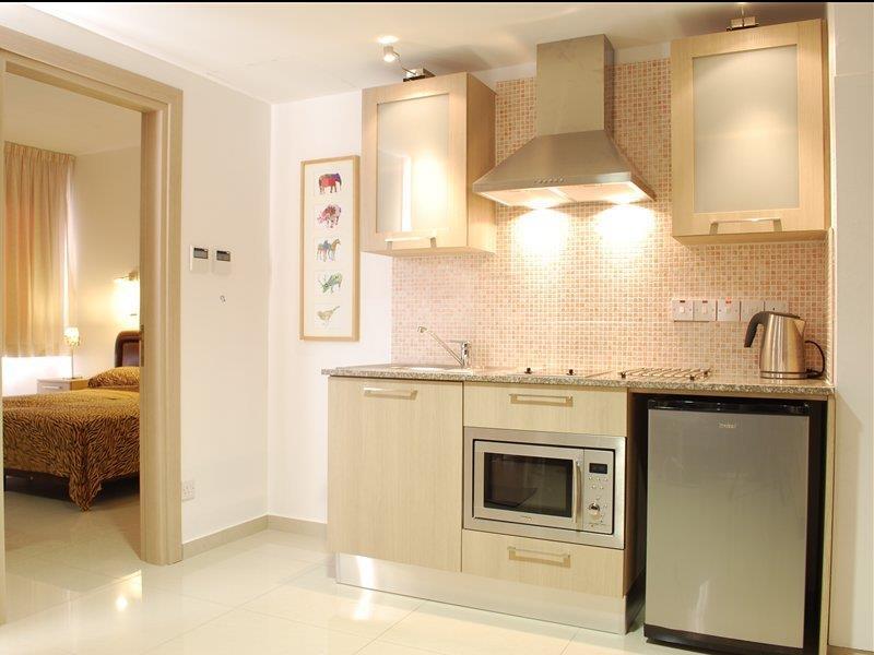 Frixos Suites Hotel Apartments Larnaca Ngoại thất bức ảnh