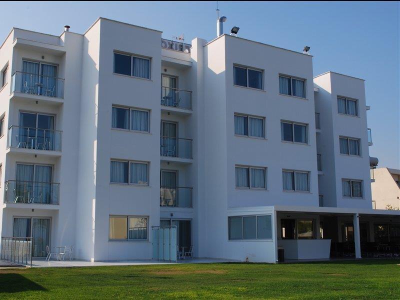 Frixos Suites Hotel Apartments Larnaca Ngoại thất bức ảnh