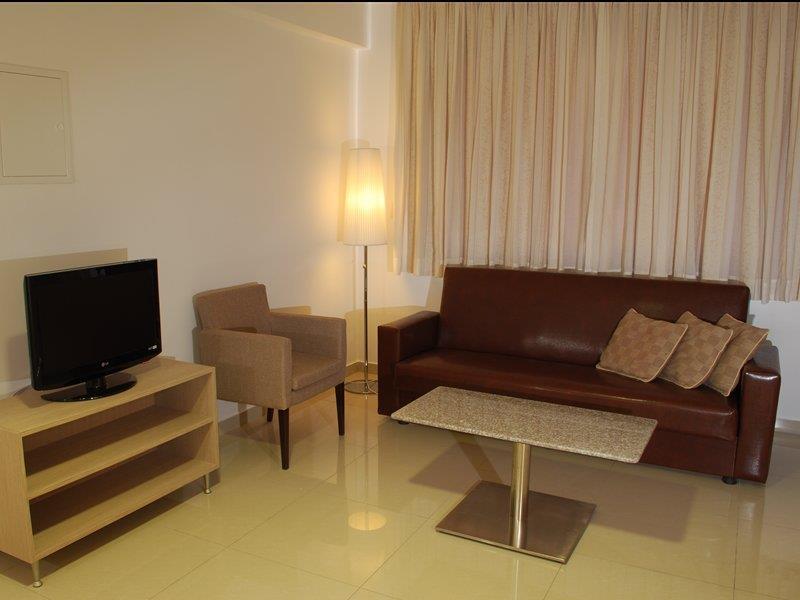 Frixos Suites Hotel Apartments Larnaca Ngoại thất bức ảnh