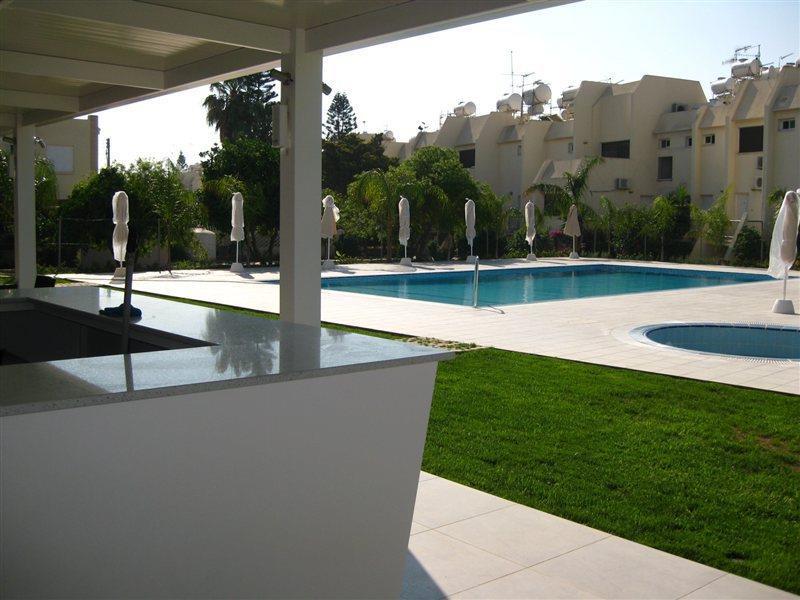 Frixos Suites Hotel Apartments Larnaca Ngoại thất bức ảnh
