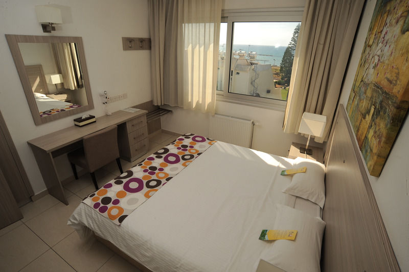 Frixos Suites Hotel Apartments Larnaca Ngoại thất bức ảnh