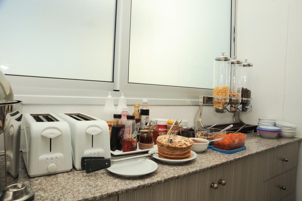 Frixos Suites Hotel Apartments Larnaca Ngoại thất bức ảnh