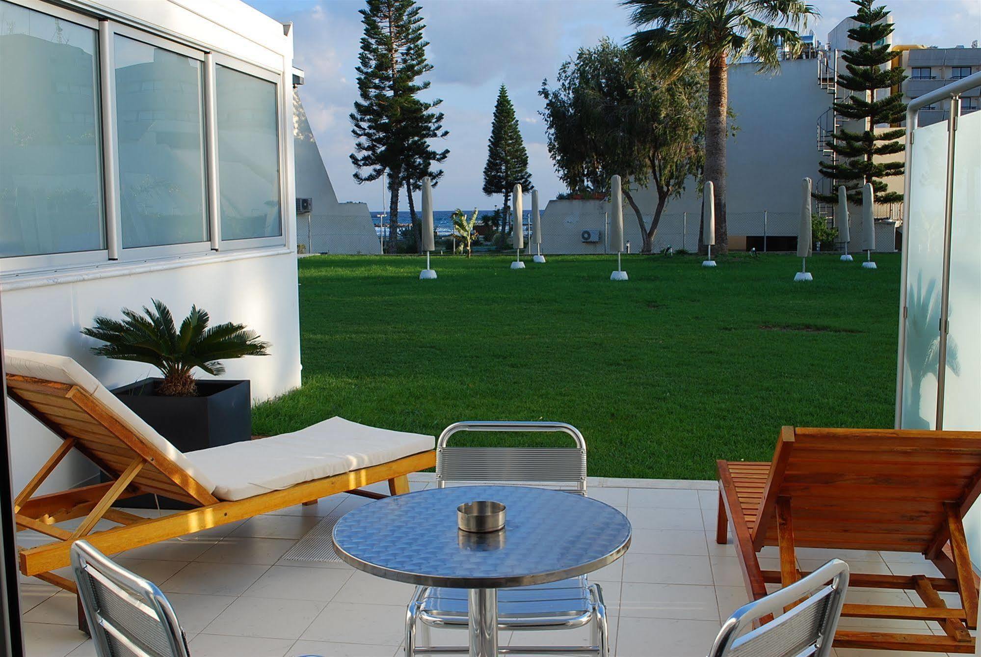 Frixos Suites Hotel Apartments Larnaca Ngoại thất bức ảnh