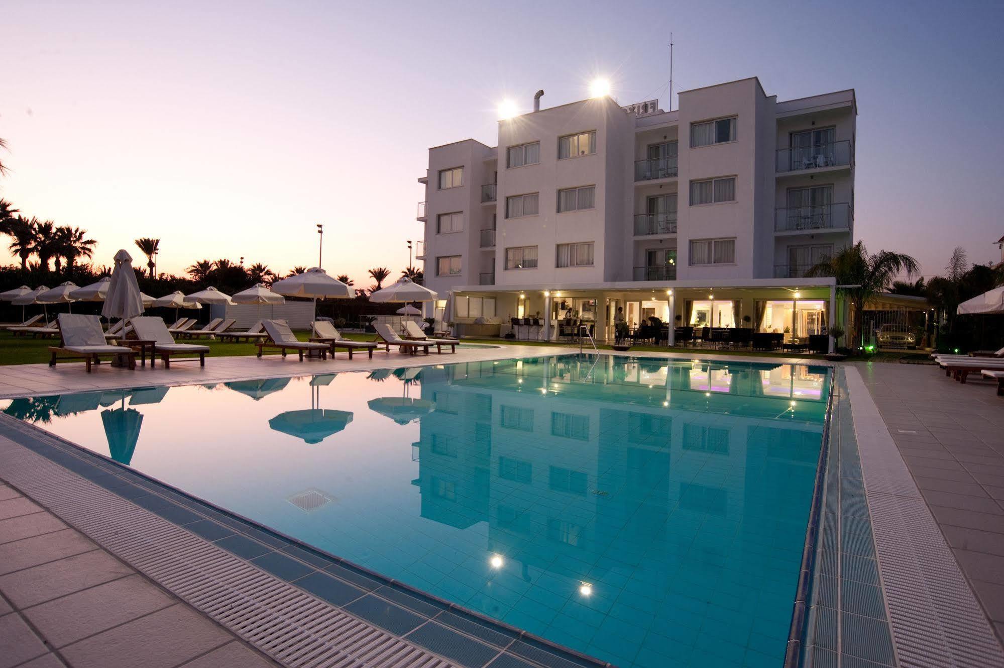 Frixos Suites Hotel Apartments Larnaca Ngoại thất bức ảnh