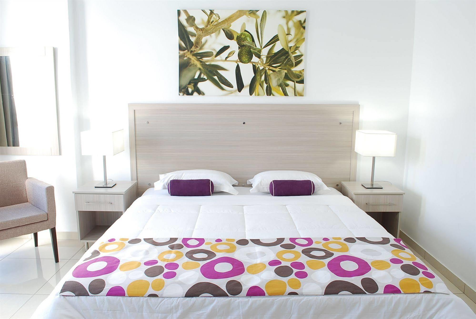 Frixos Suites Hotel Apartments Larnaca Ngoại thất bức ảnh