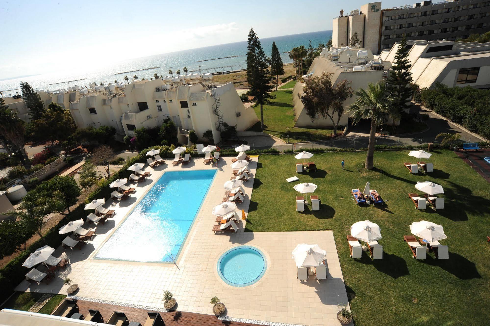 Frixos Suites Hotel Apartments Larnaca Ngoại thất bức ảnh