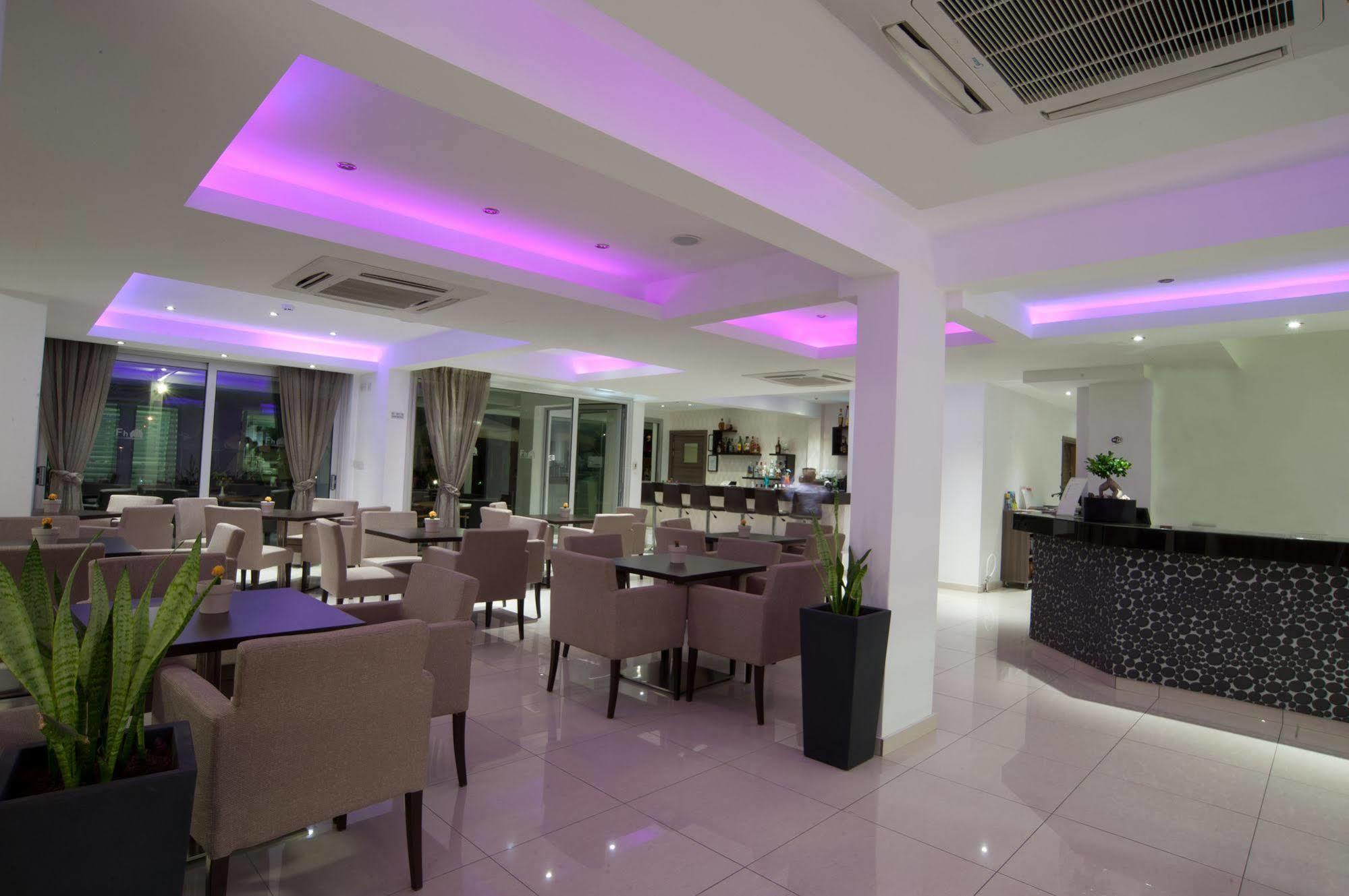 Frixos Suites Hotel Apartments Larnaca Ngoại thất bức ảnh