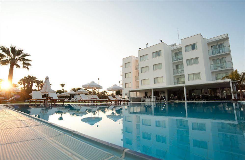 Frixos Suites Hotel Apartments Larnaca Ngoại thất bức ảnh
