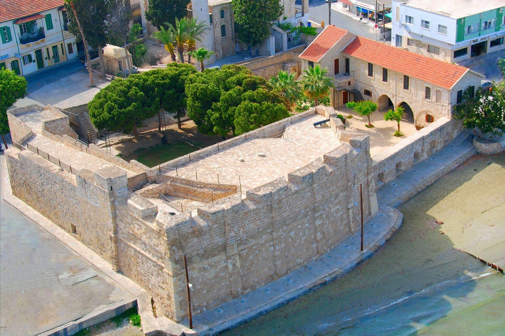 Frixos Suites Hotel Apartments Larnaca Ngoại thất bức ảnh
