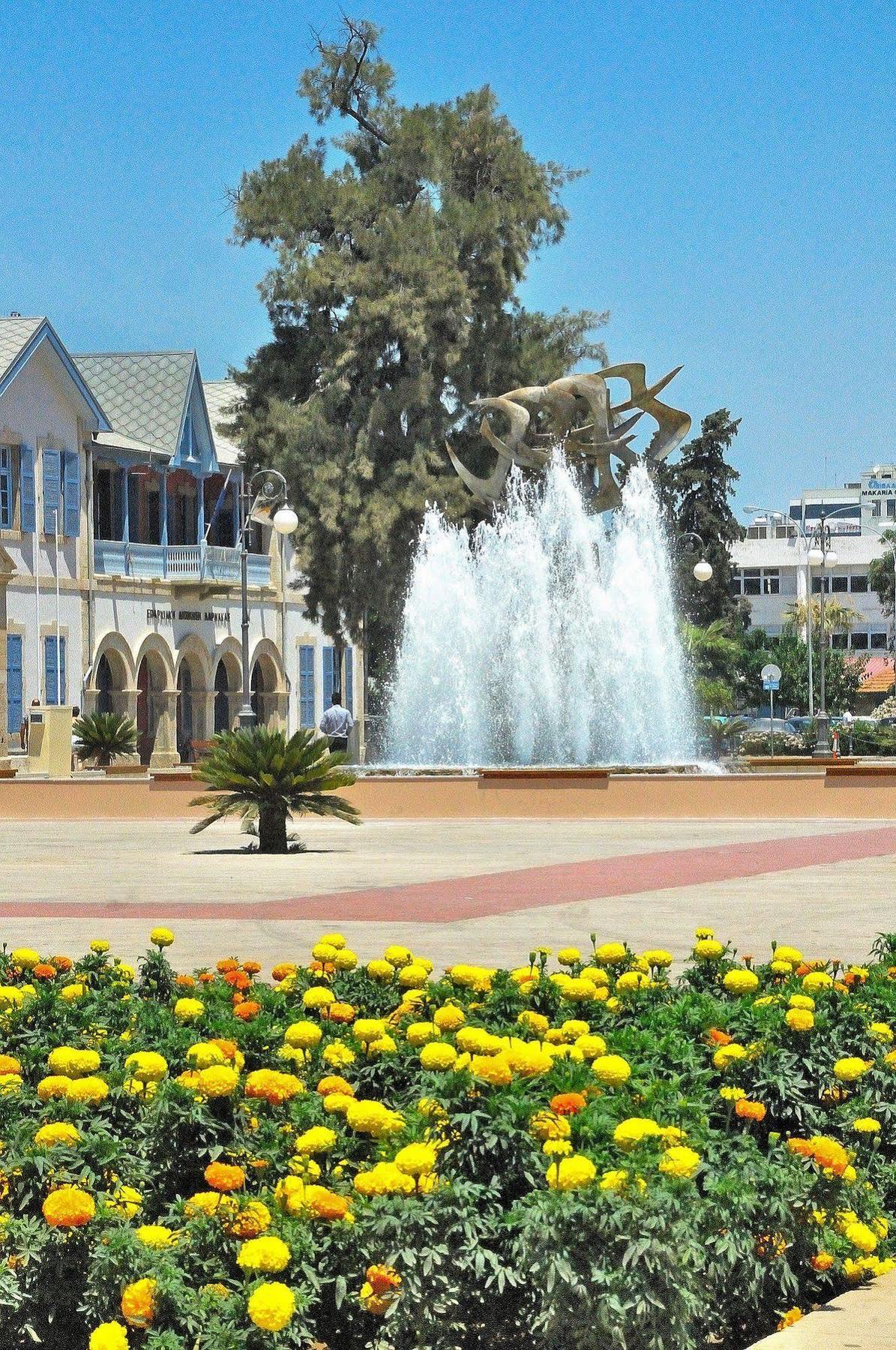 Frixos Suites Hotel Apartments Larnaca Ngoại thất bức ảnh